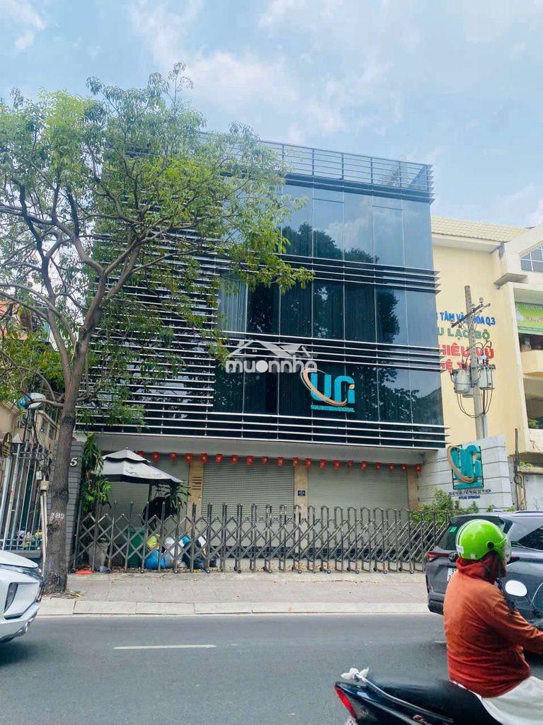 Dt 15 x 15m 1 trệt 4lầu  sân thượng thang máy ( sàn trống suốt )