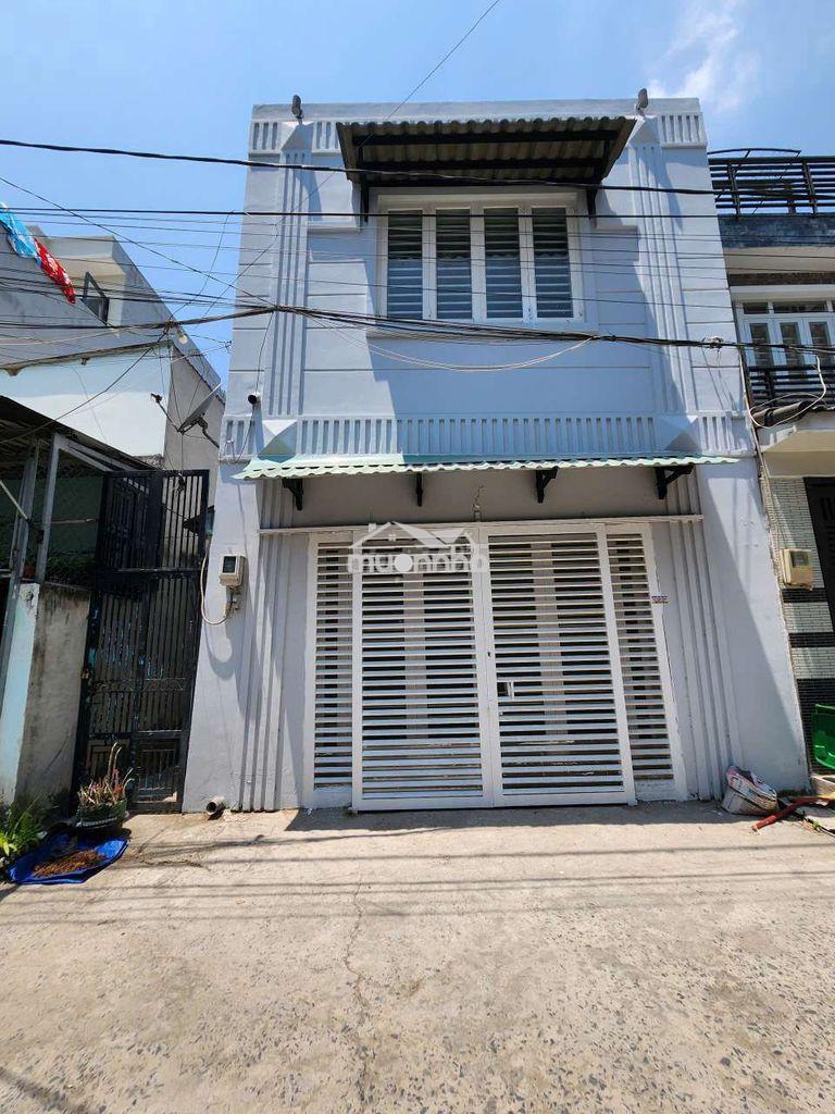 Nhà trệt lầu có sân sau rộng