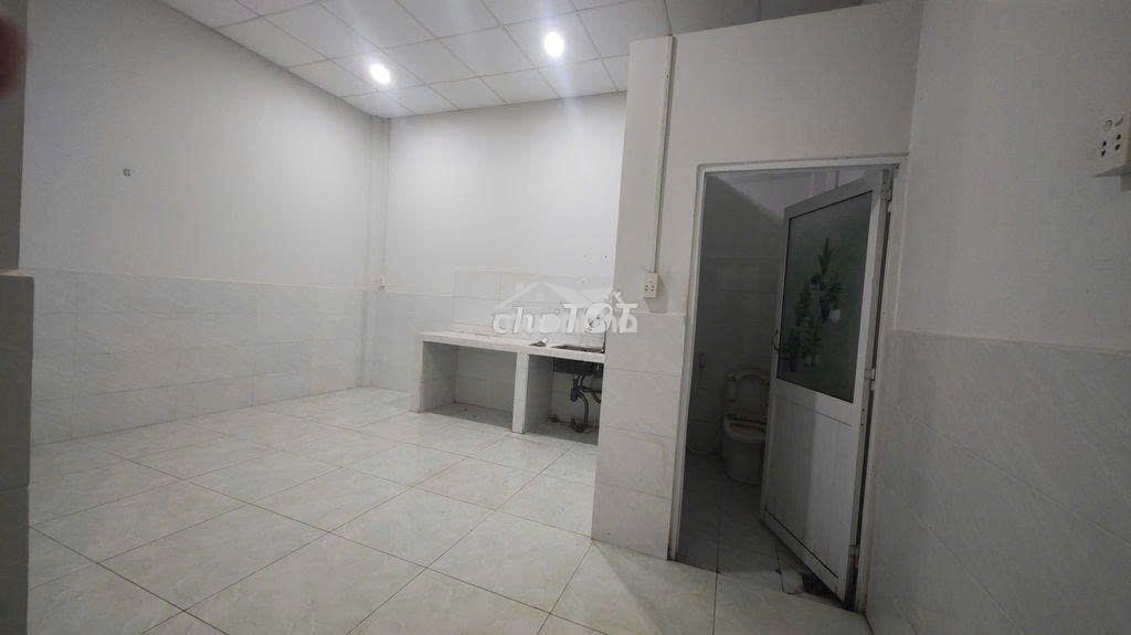 Nhà cấp 4 mới dt 4 x24m hẻm đht 11 giá 7tr/tháng - 2