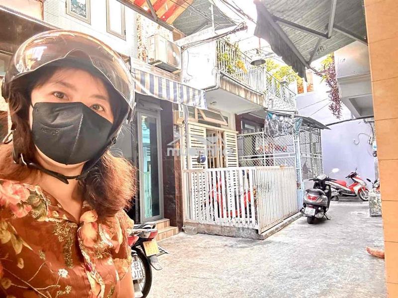 Bán nhà chỉ 10m ra mt xe hơi  đ.đoàn văn bơ ra tôn đản, xóm chiếu.
