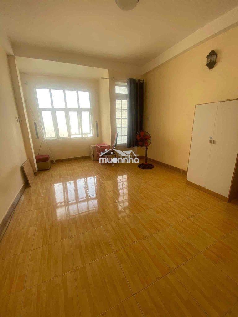 Phòng 30m2 có giường nệm, kệ, tủ nhỏ