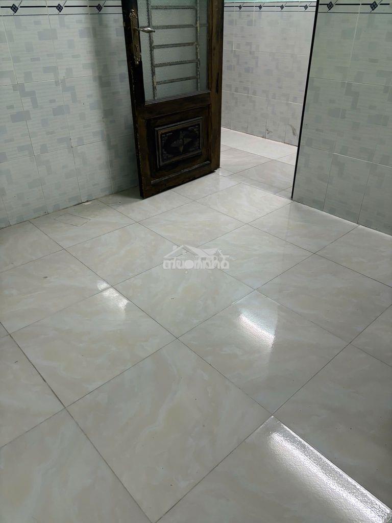 Cho nữ thuê phòng trong nhà nguyên căn