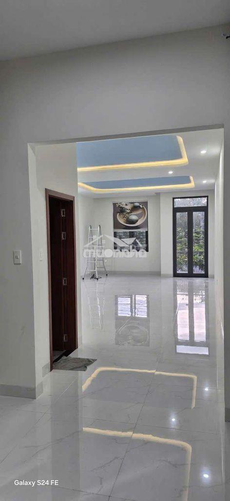 Nhà vs mb mới xây có thang máy 