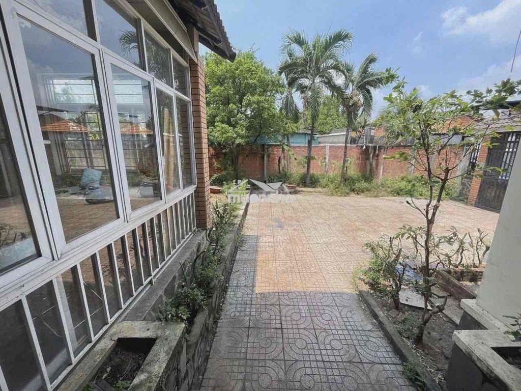 Nhà sân vườn 350m2 - 3pn sẵn máy lạnh - sân cực rộng - đường 102 tnpa - 3