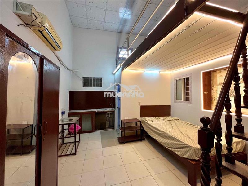 Cho thuê phòng gác cao *1m7 - đầy đủ nội thất - gần ngã tư hàng xanh