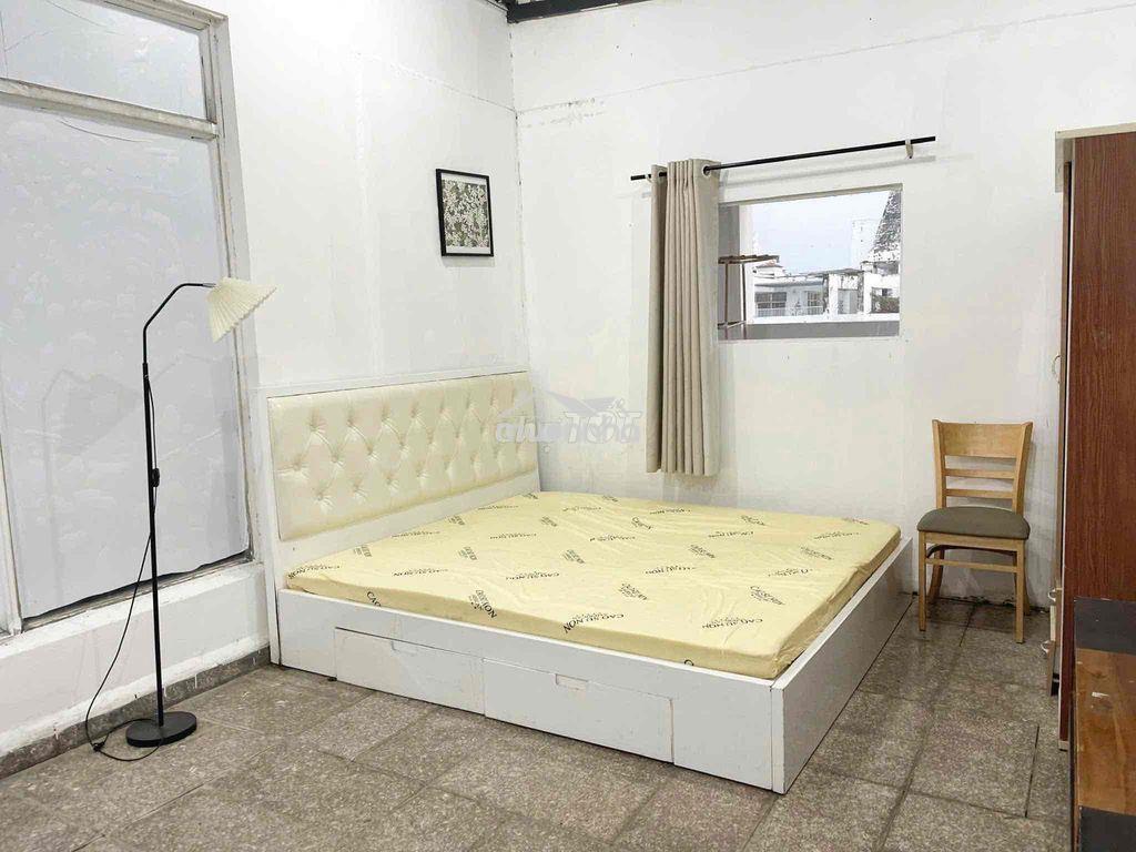 Phòng ban công ntcb không máy lạnh giá rẻ chỉ có một phòng - 3