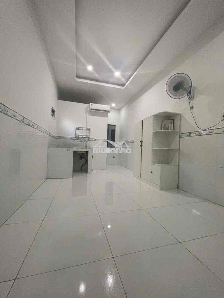 PHÒNG MÁY LẠNH RỘNG 20M2, GIỜ GIẤC TỰ DO TRƯỜNG CHINH