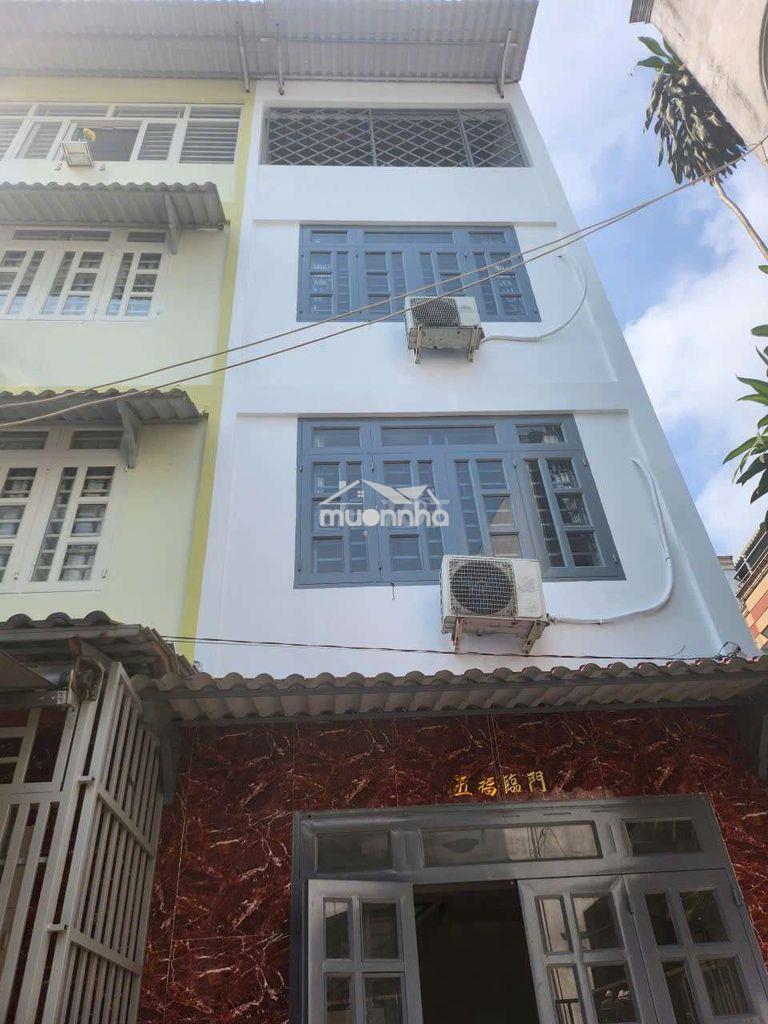 Gần chợ bình tây