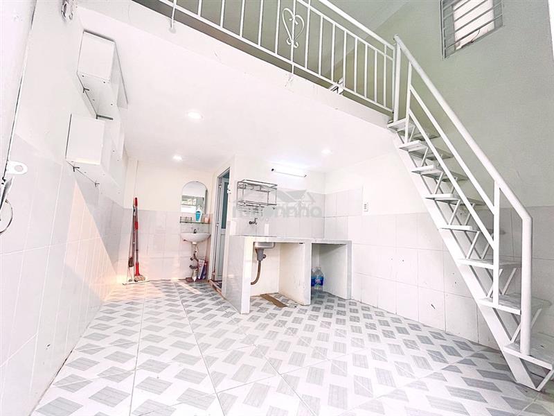 Phòng mới có gác đúc bê tông, toilet và bếp riêng, máy lạnh, nước nóng