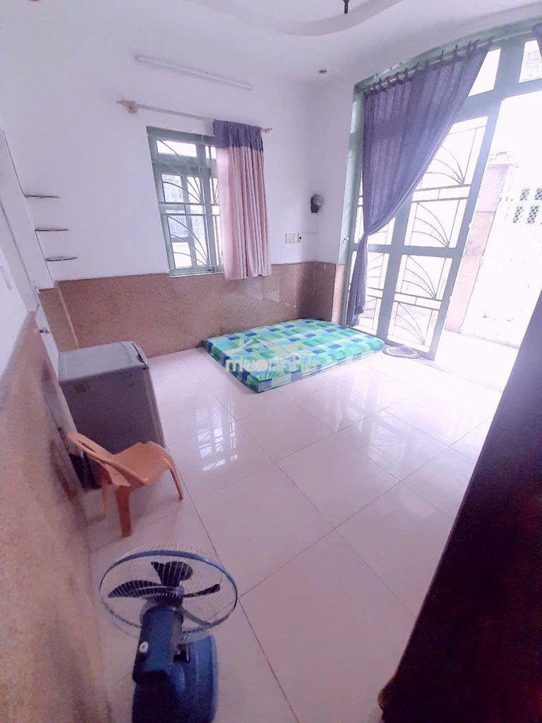 Phòng trọ tân phú dưới trệt giá rẻ, đầy đủ tiện nghi, có sân trước