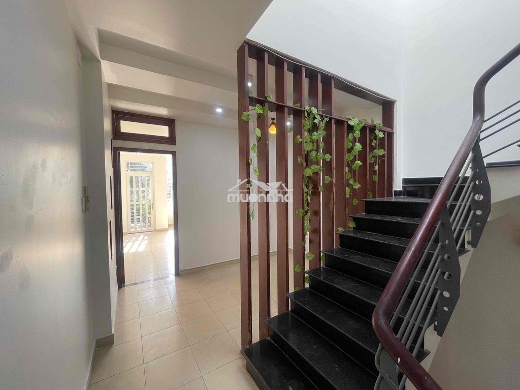 - Phòng ban công , tách bếp , cửa sổ trời , phòng rộng thoáng mát . - 3