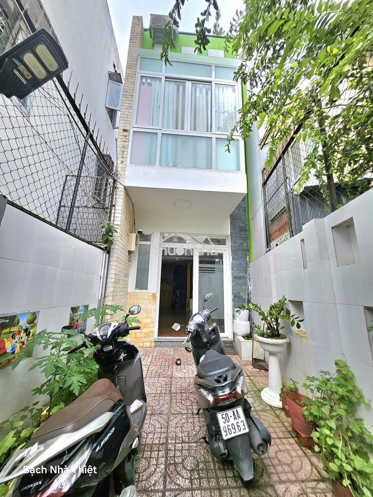 Mua bán nhà quận 4, 78m2 đất, hẻm rộng, xe hơi đậu sát nhà, 3 tầng !