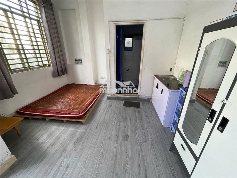 Phòng ban công + cửa sổ
