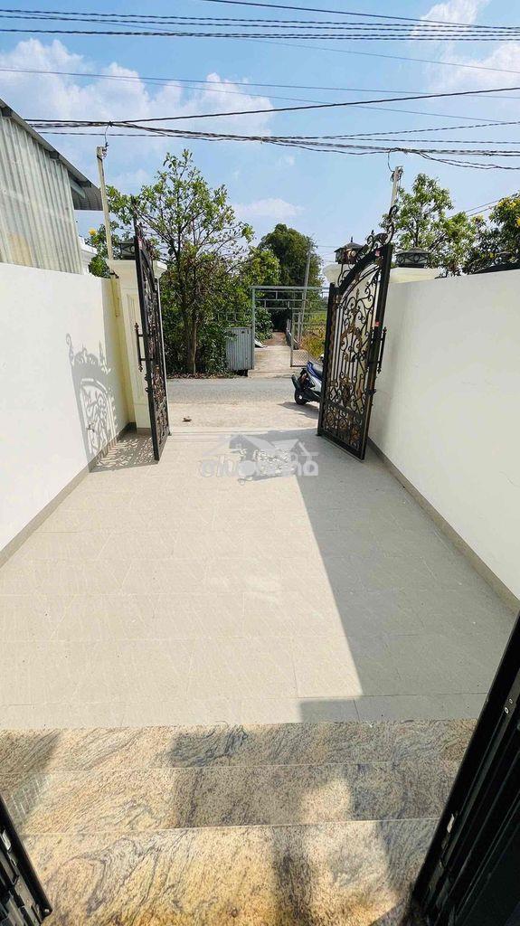 Bán gấp căn nhà mặt tiền đường lớn ngay trung tâm thị trấn giá rẻ shr - 3