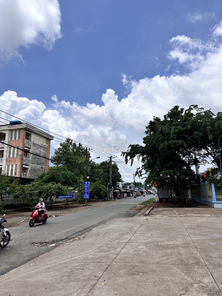 Nằm ngay đường vđ 2 tp.long khánh. gần trường lớn của p.bảo vinh 