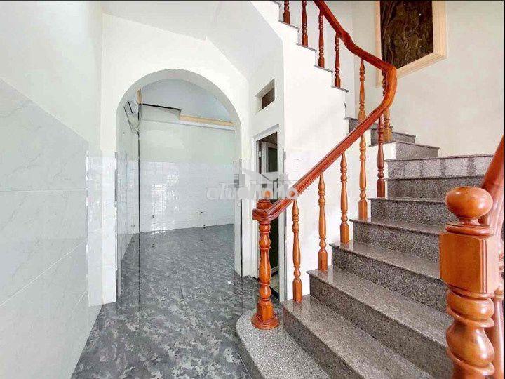 5pn, 3wc. nhà 3 lầu hẻm xe hơi 286 tô hiến thành, p15, q10. dt: 4x14m - 4