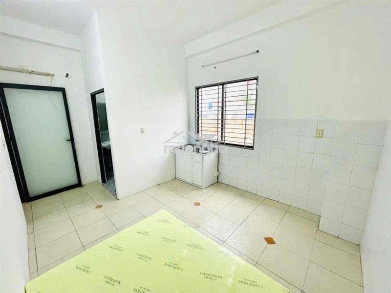 Phòng trọ giá rẻ có cửa sổ trời - sẵn máy lạnh, nệm sát cầu chà và q5