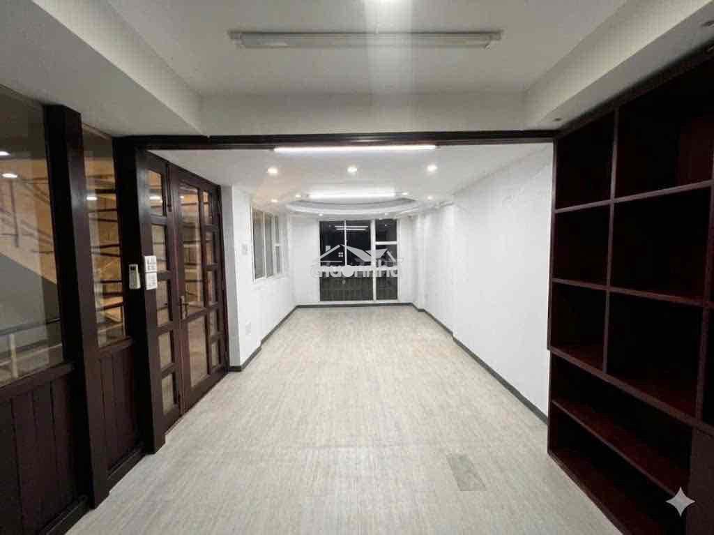 Cho thuê mặt bằng sàn lửng - ngay quận 1  mặt tiền 3 mặt - rộng 30m2 - 3