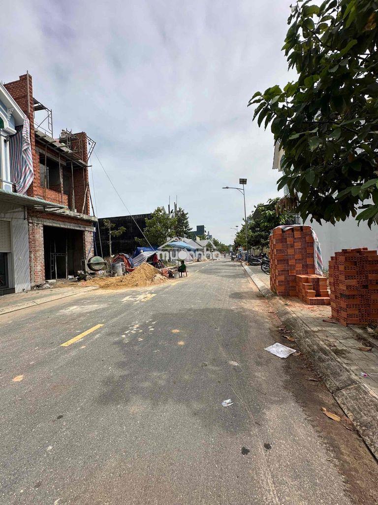 Bán gấp nhà tại ngã 4 bà tri