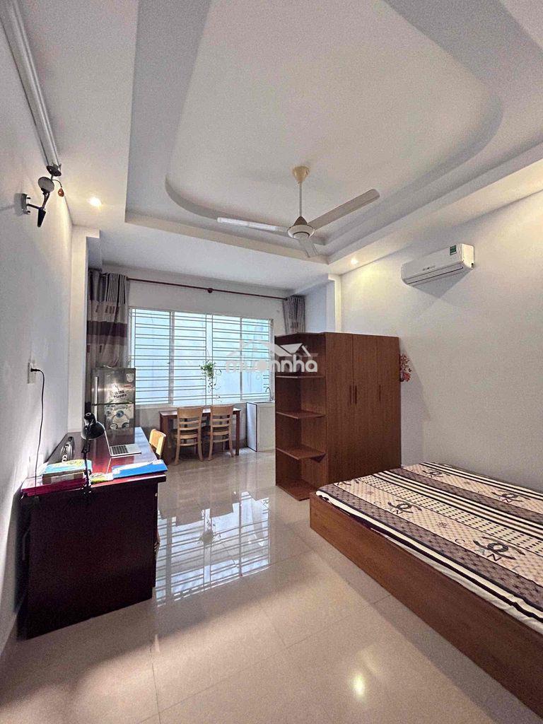 Căn hộ cửa sổ trời nội thất đầy đủ gần ngã 4 bốn xã đầm sen quận 10