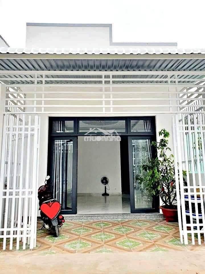 Cần bán gấp căn nhà cấp 4 ở gần cầu vượt củ chi dt: 80m2 shr giá 750tr