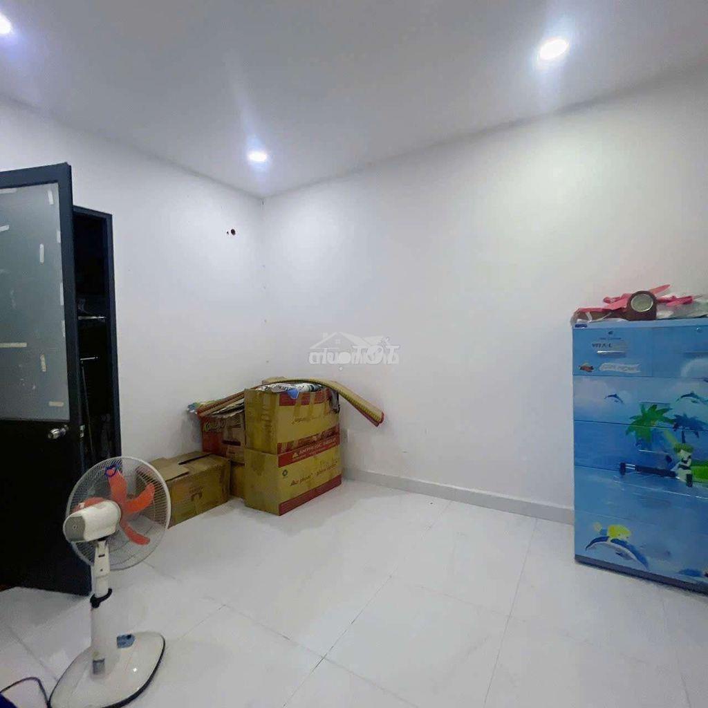 Nhà đẹp hẻm nhỏ, vị trí đắc địa 439// đoàn văn bơ p.xóm chiếu sát q1 - 4