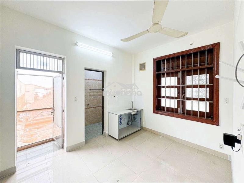 Phòng ban công 2tr4 giá rẻ ngay mega hiệp phú 