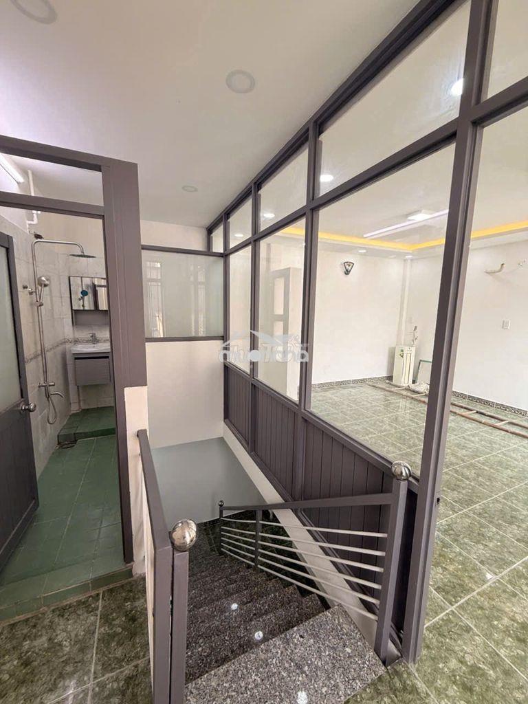 Cho thuê nhà phường tân sơn nhì 5 x 6 m đúc 2,5 lầu : 2 pn , 2 wc  - 4