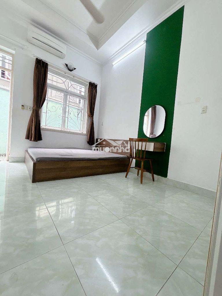 Studio sân riêng ,sát cầu lê văn sỹ, tầng trệt , free 2 xe, siêu rộng
