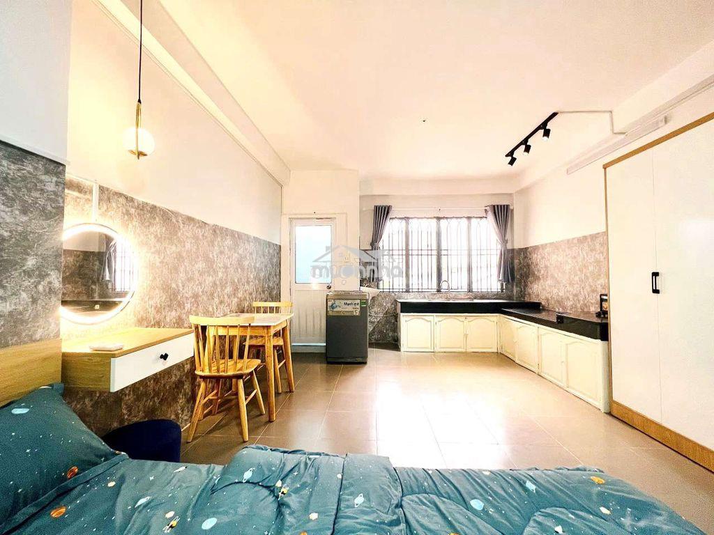 Studio bếp chữ l rộng, cửa sổ lớn, ngay khu cộng hòa - Ảnh 2