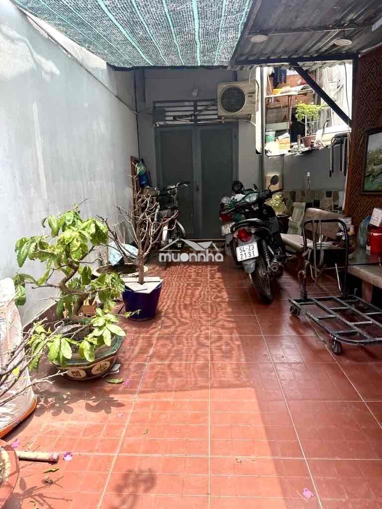 Bán nhà 2 tàng kế hẻm xe hơi, ngang 3.9m, đ.đoàn văn bơ,.