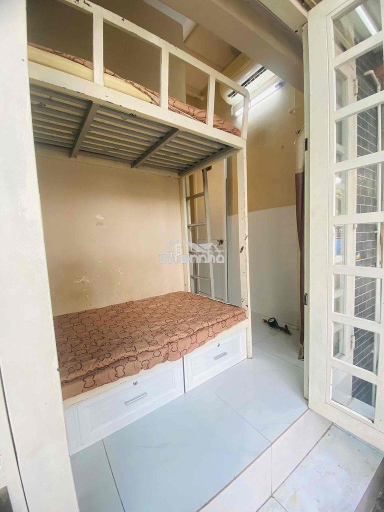 Phòng riêng 2 người - máy lạnh - đồng hồ điện riêng - ngã tư hàng xanh - 2