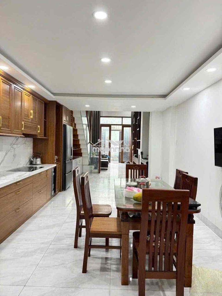 Nhà đường oto.  nhà 3 lầu dt 4x18m.
