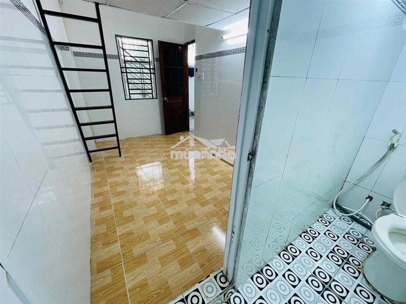 Phòng cho thuê ngay chợ lê văn quới có gác  ban công