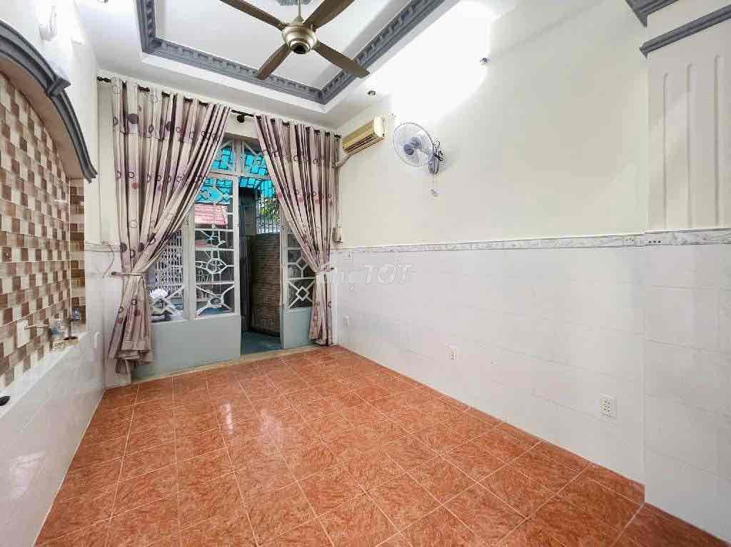 Sát mt huỳnh văn bánh - nở hậu 4.5m - chính chủ lâu đời - 4pn - 3
