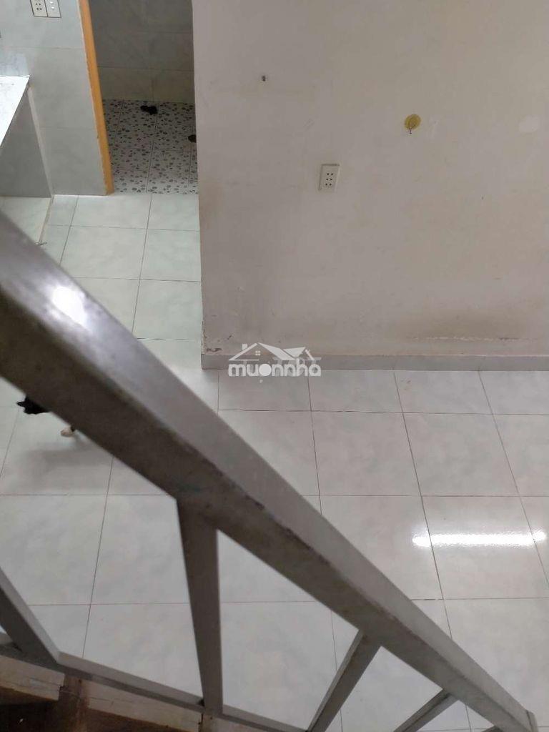 Nhà nhỏ gọn nguyên căn điện nước riêng, giá rẻ 
