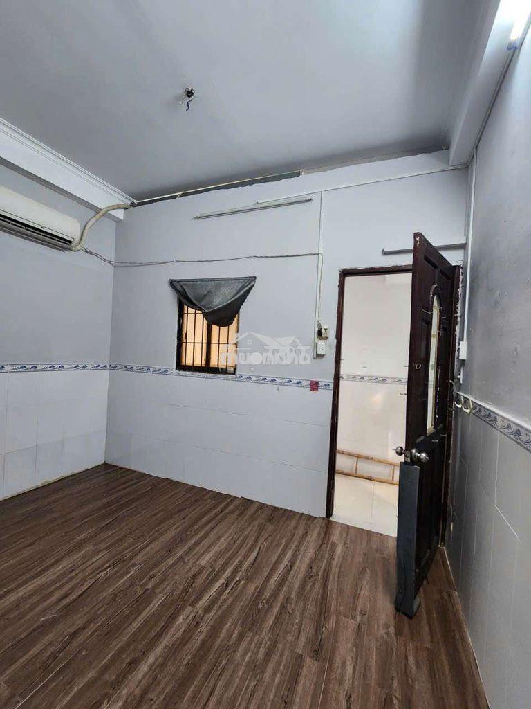 Phòng lầu 3- 18m2- mt âu dương lân p3, q8- ngay cầu chữ y. - 2