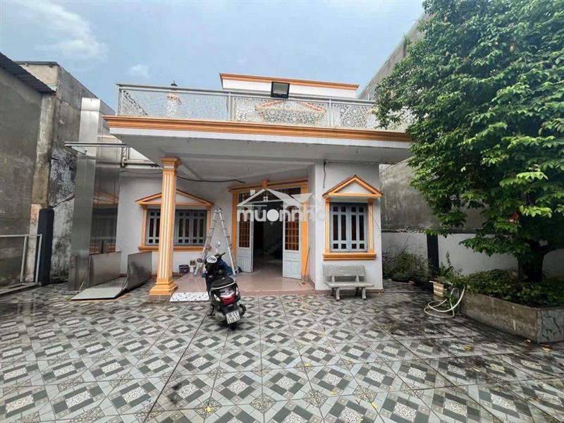 Nhà lầu sân vườn gần chợ xóm nghèo 
