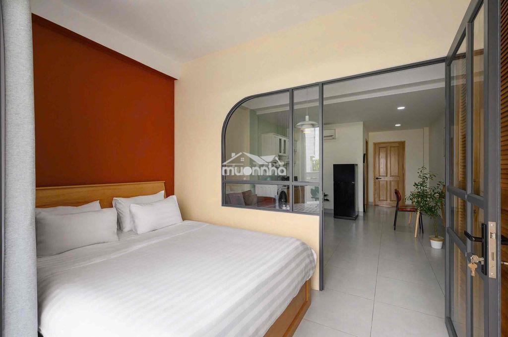 Căn hộ 1 phòng ngủ - bancol lớn - thang máy - ngay trung tâm quận 1 - 2