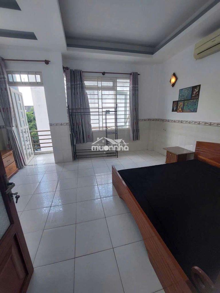 Phòng ban công ,cửa sổ , thoáng , an ninh