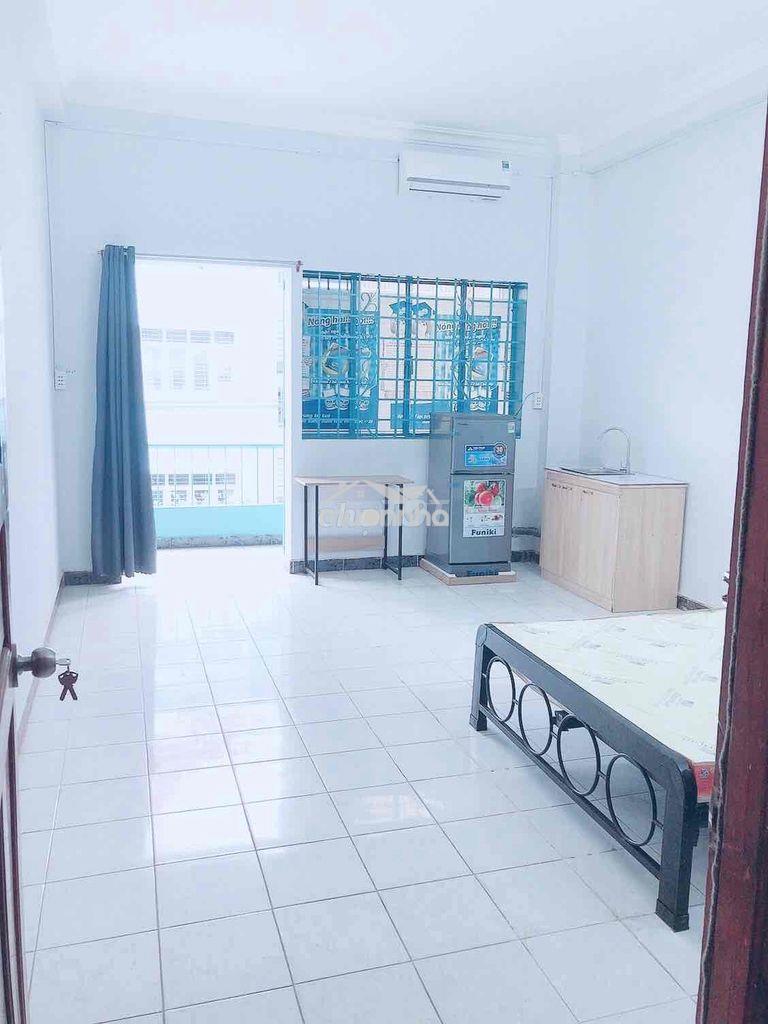 Phòng trọ 24m2 .có ban công đủ nội thất .4e đường bàu cát 1. p 14 tb - 2