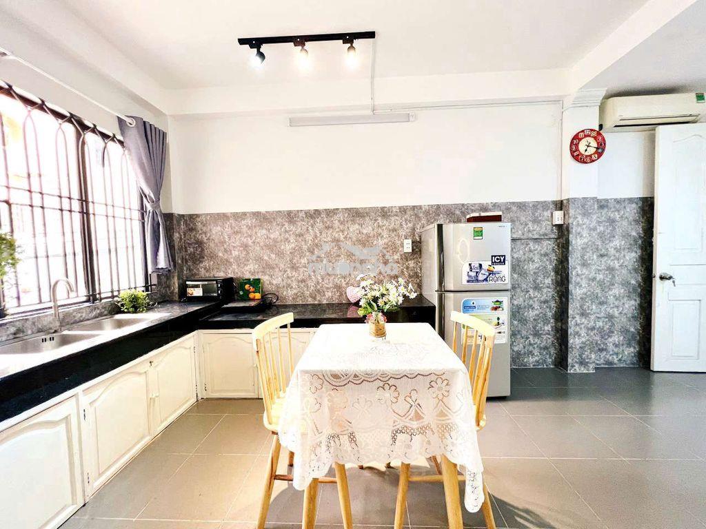 Studio bếp chữ l rộng, cửa sổ lớn, ngay khu cộng hòa - Ảnh 4