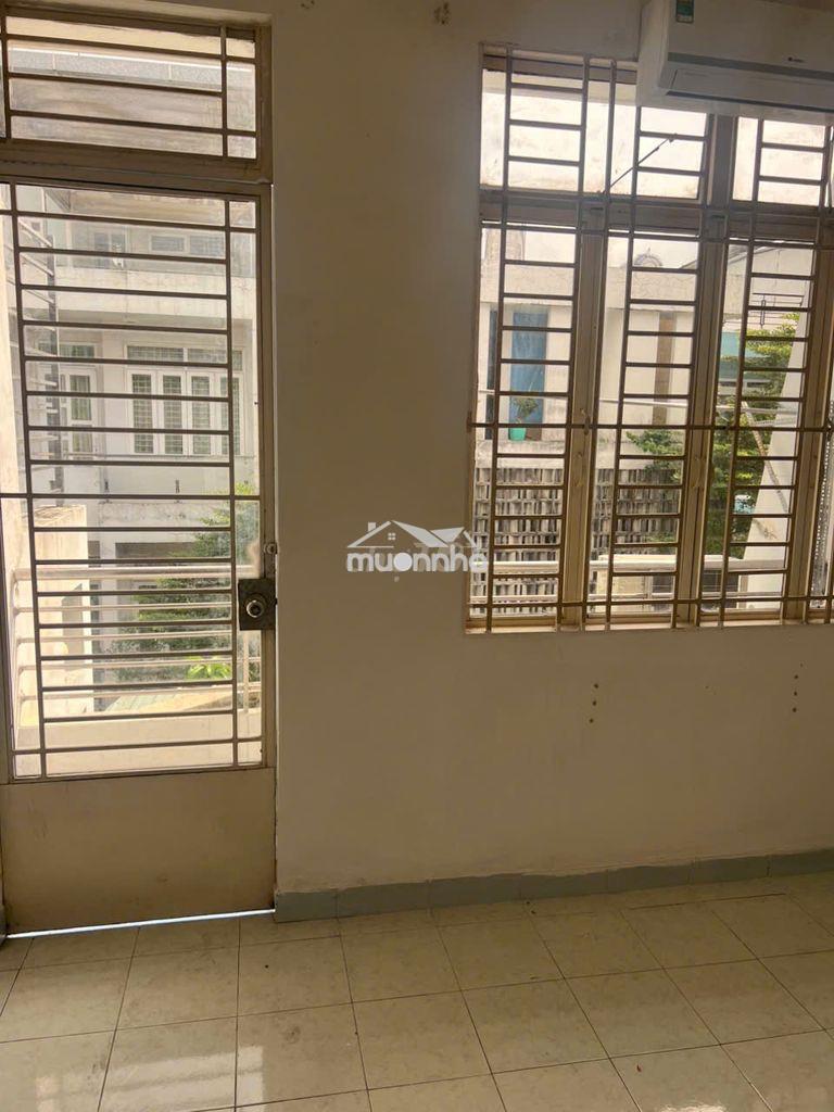 Phòng trọ 18m2 có ban công , máy lạnh ,nước nóng
