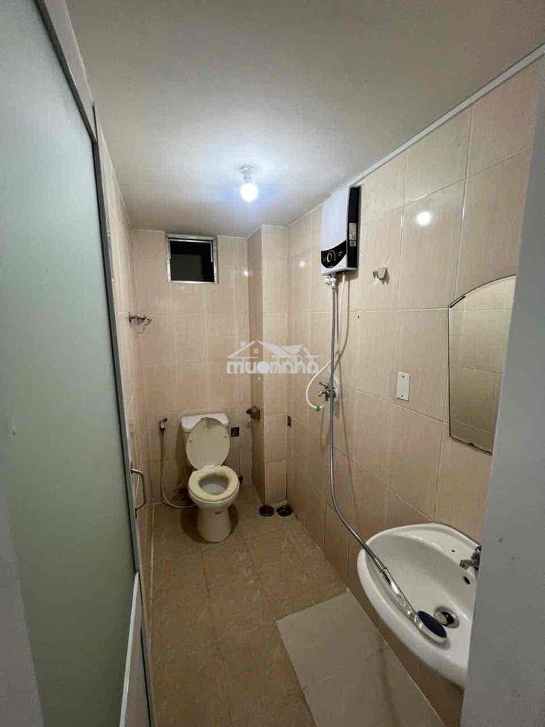 Trống sẵn phòng lầu 2 cửa sổ đường 3/2. - 2