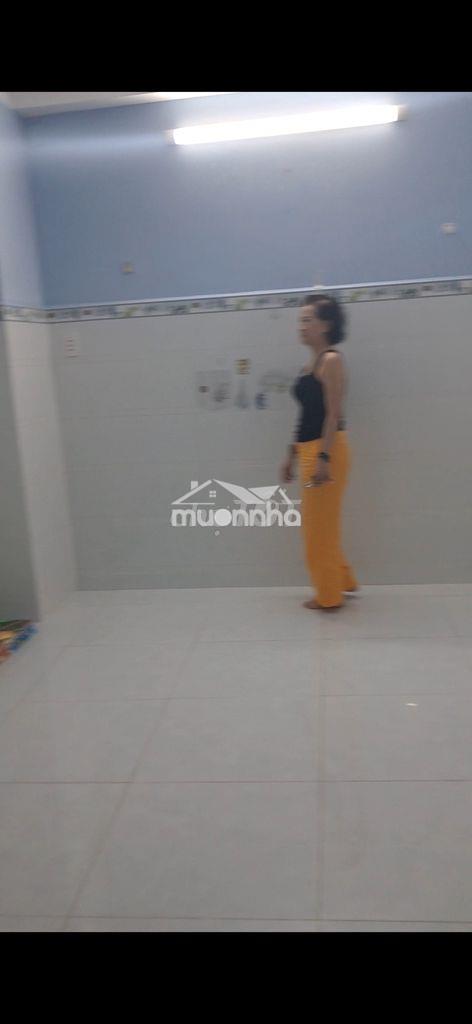 Nhà cách mạng tháng 8,có 1 trệt,1 lầu,2 phòng.