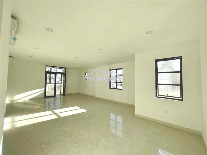 Văn phòng sàn suốt 100m2 có thang máy