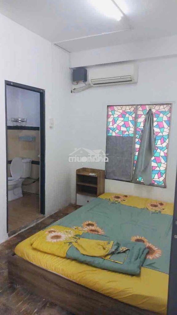 Phòng máy lạnh có cửa sổ - giường nệm ngay cạnh bến xe miền tây