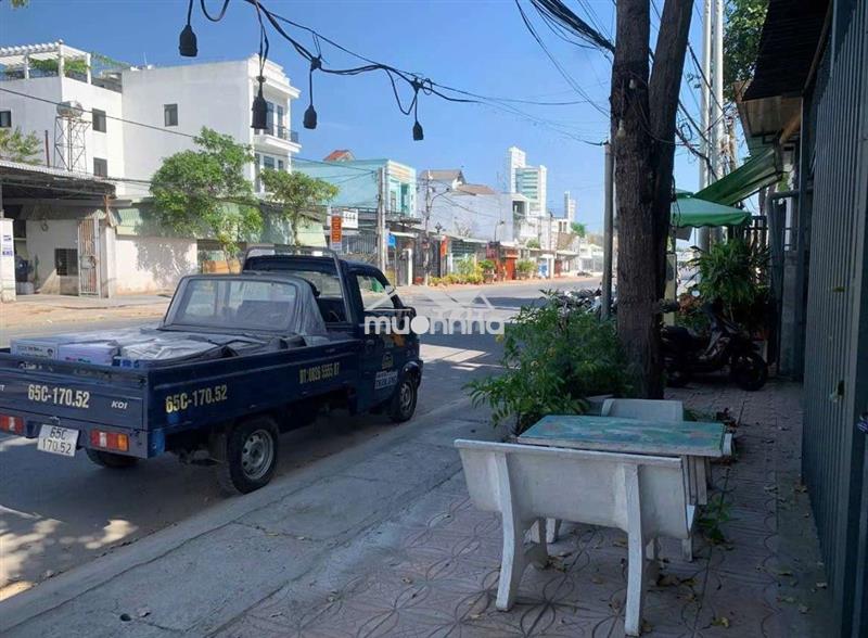 Cho thuê kho 586 5tr, dt 125mv, lộ 16m 10 tấn. 