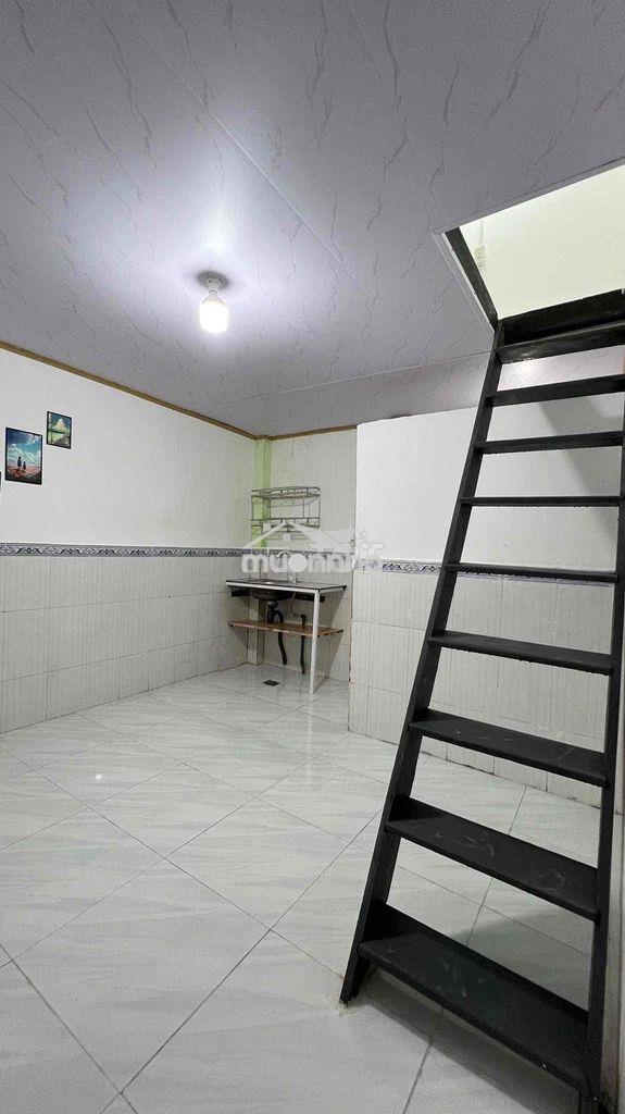 Chính chủ cho thuê phòng gác cao 2m, giá rẻ 2tr6, phòng mới