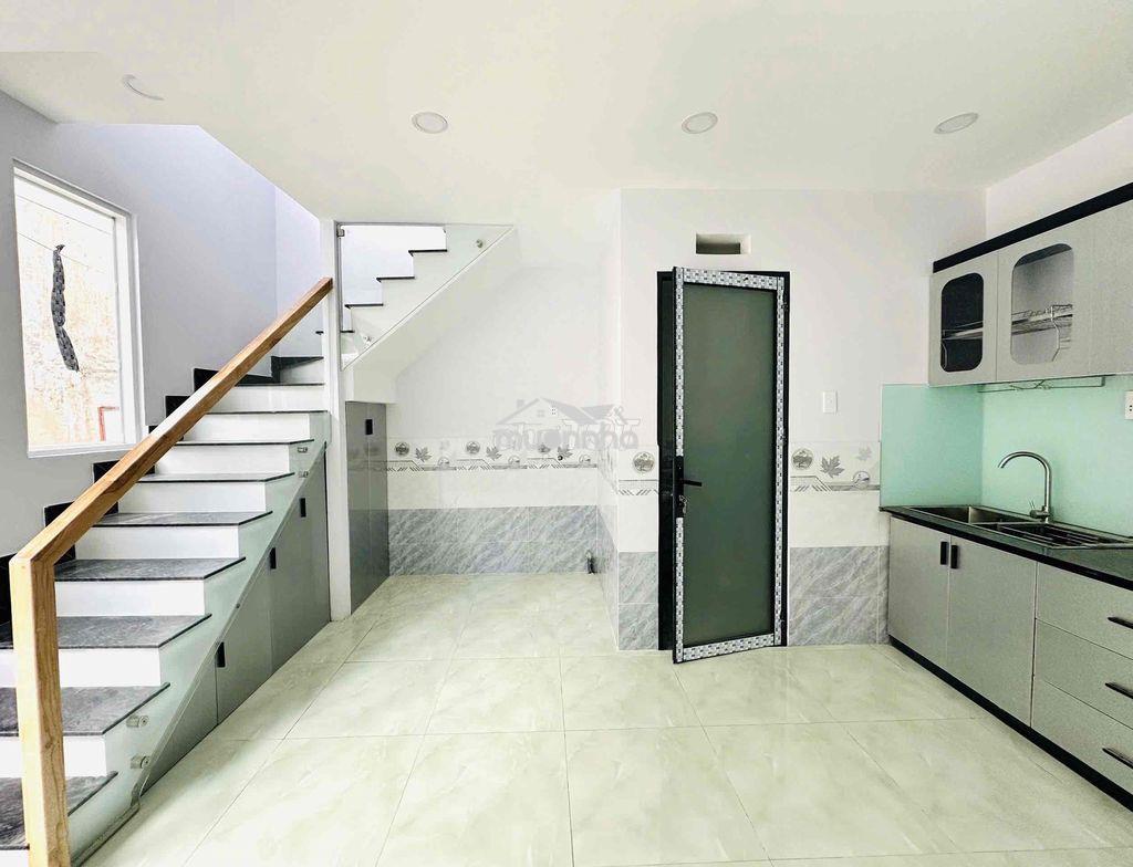 Nhà xây mới có hoàn công đối diện trường đh nguyễn tất thành apđ.q12 - 2